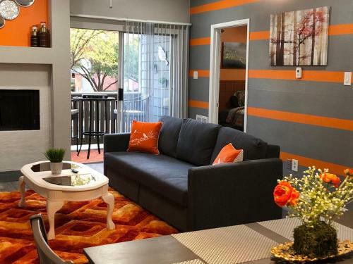O-range Venue Apartment : Pool View, King Bed & Car Garage