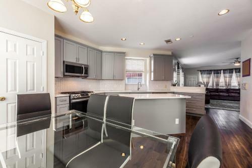 Blissful And Lavish 4 Bedrooms Home With Jacuzzi