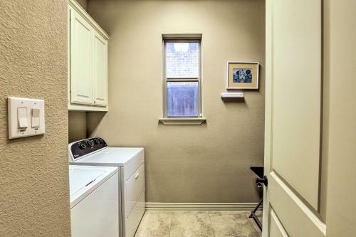 Chic Family-friendly Home In Irving With Yard!