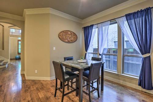 Chic Family-friendly Home In Irving With Yard!