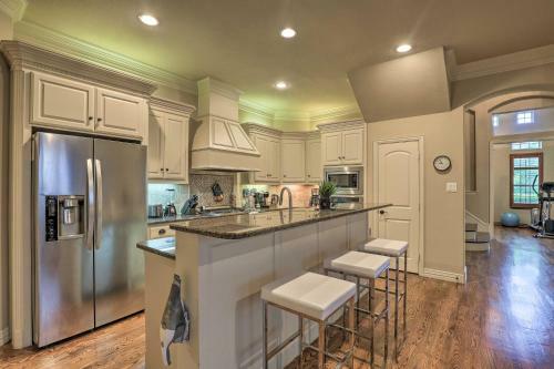 Chic Family-friendly Home In Irving With Yard!