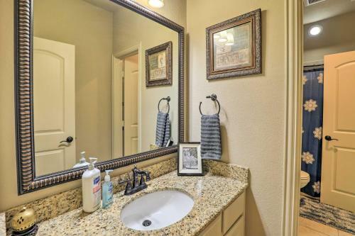 Chic Family-friendly Home In Irving With Yard!