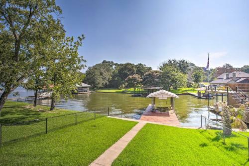 Modern Mabank Getaway With On-site Reservoir Access!