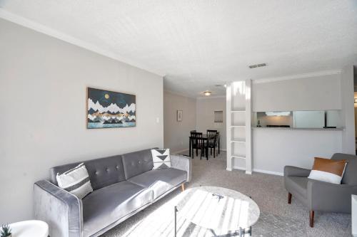Perfect Cozy Condo Near Midland College