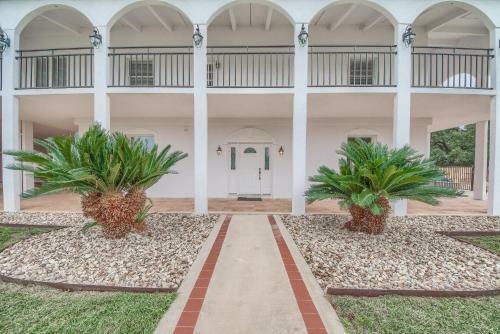 Hill Country Getaway Br 2230b