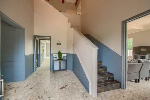 Hill Country Getaway Br 2230b