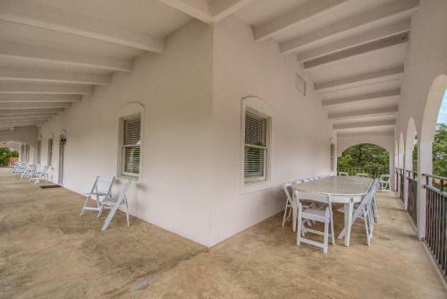 Hill Country Getaway Br 2230b