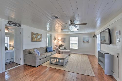 Galveston Getaway With Deck And Yard Walk To Beach