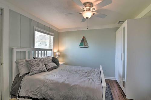 Galveston Getaway With Deck And Yard Walk To Beach