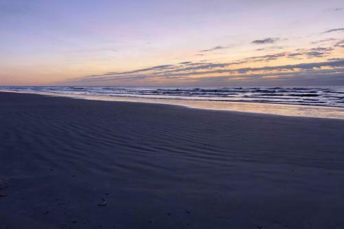 Galveston Getaway With Deck And Yard Walk To Beach