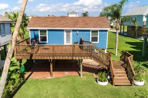 Galveston Getaway With Deck And Yard Walk To Beach