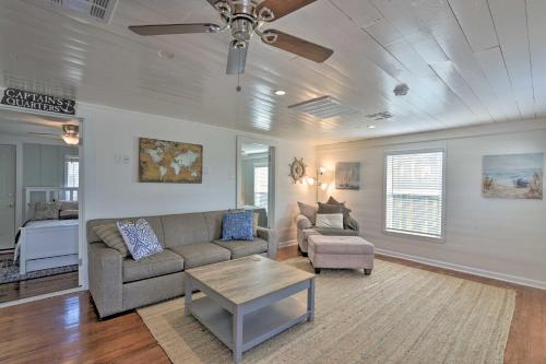 Galveston Getaway With Deck And Yard Walk To Beach