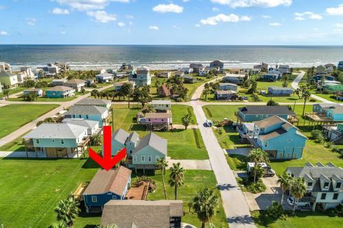 Galveston Getaway With Deck And Yard Walk To Beach
