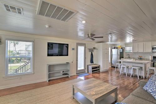 Galveston Getaway With Deck And Yard Walk To Beach