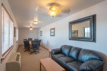 Holiday Inn Express Hotel & Suites Raton