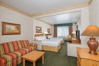Holiday Inn Express Hotel & Suites Raton