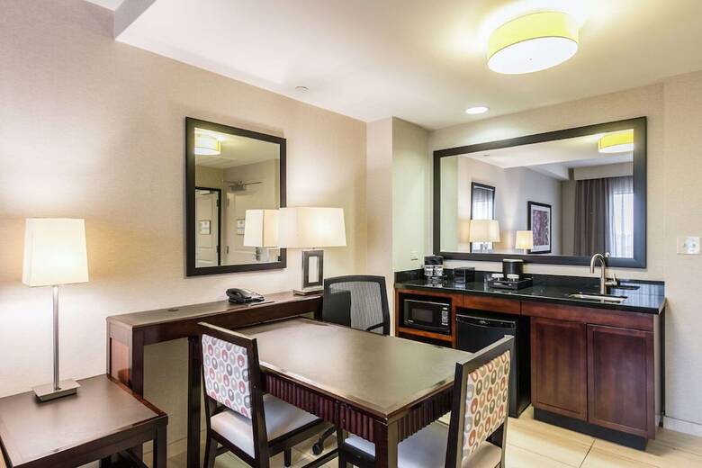 Hotel Embassy Suites - Newark Airport