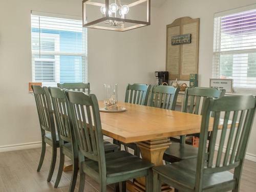 Purple Parrot.. Heated Private Pool! Centrally Located! Golf Cart Zone!