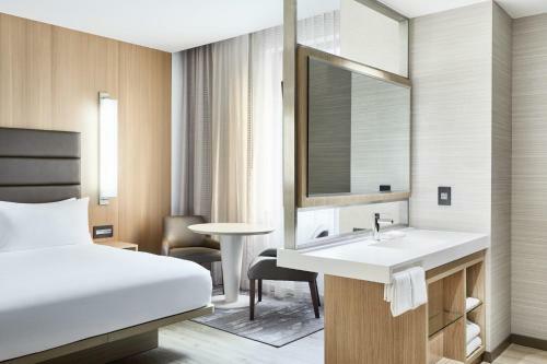 AC Hotel By Marriott Houston Downtown