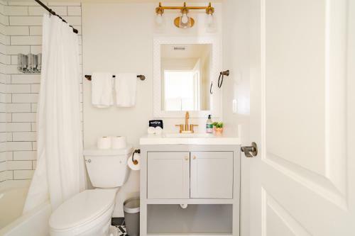 Apartamento Unit 2- Drink Under The String Lights At This Stylish Home