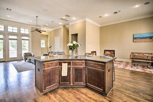 Chic Houston Townhome With Pool Access And Patio!