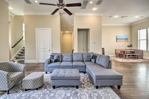 Chic Houston Townhome With Pool Access And Patio!