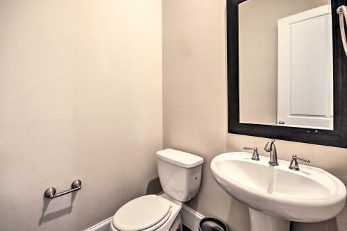 Chic Houston Townhome With Pool Access And Patio!