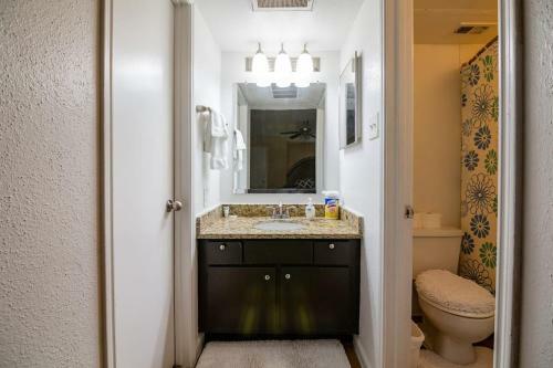 Apartamento King Suite Townhome With Laundry & Patio!