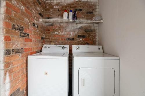 Apartamento King Suite Townhome With Laundry & Patio!