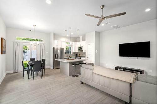 Newly Built! Modern Med Center - 3br Executive Suite