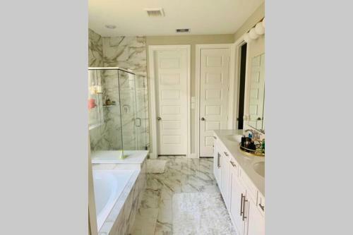 Charming Retreat! Modern Family Luxury Home
