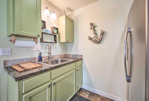 Seadrift Home With Deck And Grill - 5 Blocks To Bay
