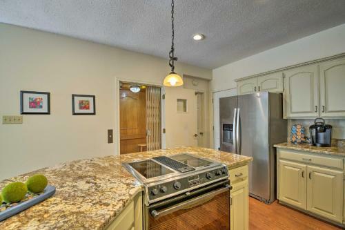 Colorful Townhome - Walk To Chandor Gardens!