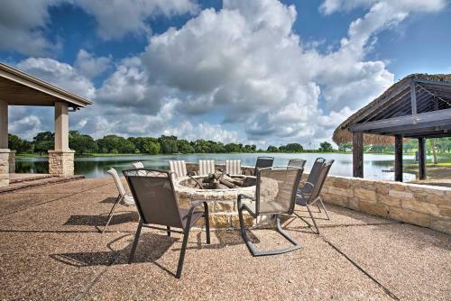 Villa 200-acre Lakefront Ranch In Wallis With Pvt Lake