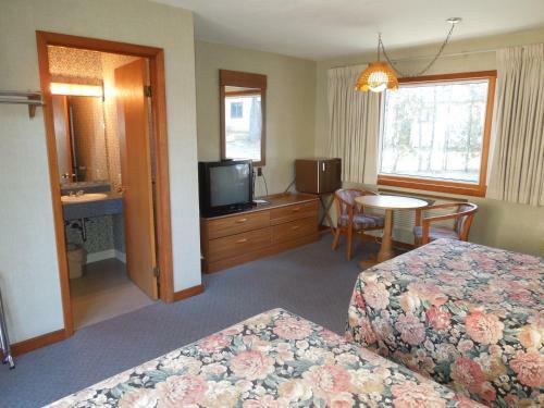 Town & Country Motor Inn