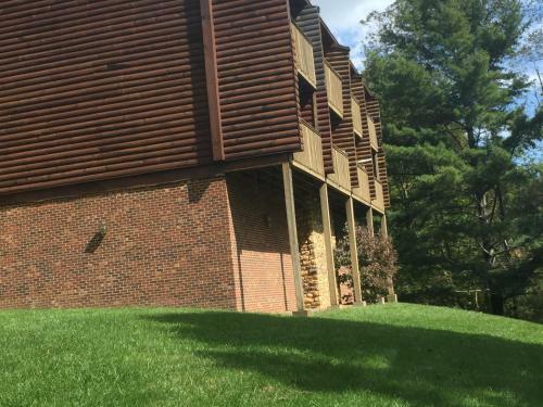 Highland Hills Motel & Cabins