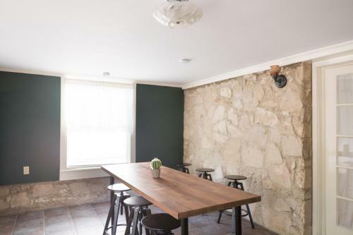 Wanderjaunt - Lonestar - 3br Home - Midtown