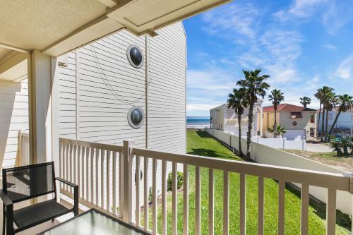 Fully Renovated Condo Steps From The Beach With Ocean View Balcony