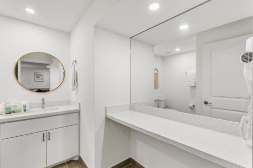 Fully Renovated Condo Steps From The Beach With Ocean View Balcony