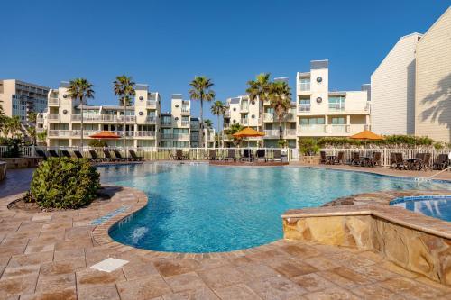 Fully Renovated Condo Steps From The Beach With Ocean View Balcony