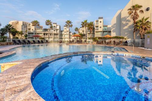 Fully Renovated Condo Steps From The Beach With Ocean View Balcony
