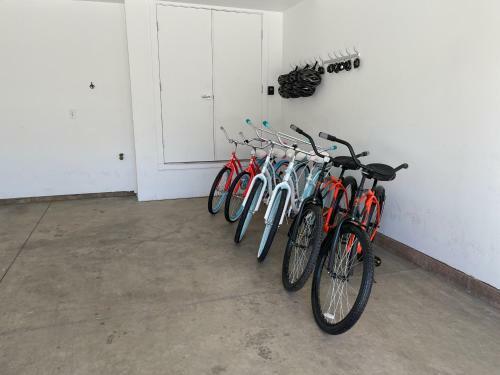 Pet Friendly, Flexible 96 Hour Cancellation, Free Bikes, Poolside Home - Entrada 425