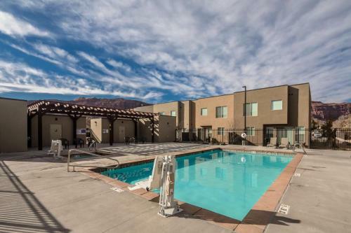 Pet Friendly, Flexible 96 Hour Cancellation, Free Bikes, Poolside Home - Entrada 425