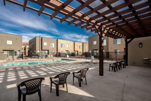 Pet Friendly, Flexible 96 Hour Cancellation, Free Bikes, Poolside Home - Entrada 425