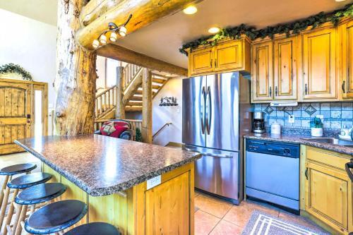 Rustic Sterling Cabin Walk To Palisade Lake!