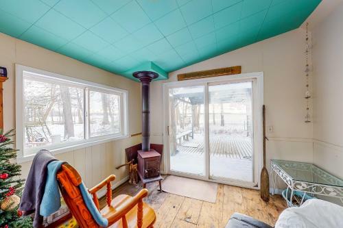 Cozy Lakefront Cottage