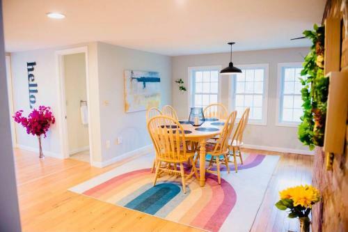 Stunning Lake Front! Modern+chic+cosy Pet Friendly