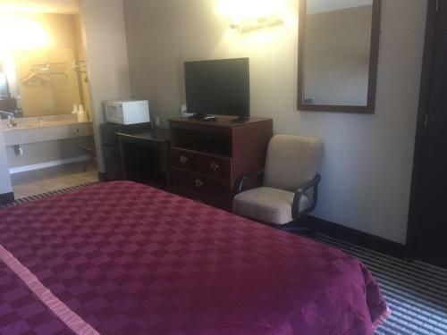 Hotel America's Best Inn & Suites