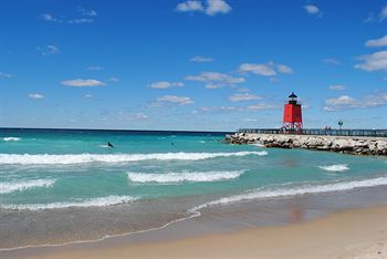 Hotel Charlevoix Inn & Suites