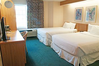 Hotel Charlevoix Inn & Suites